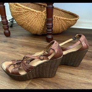 Born platform wedge sandals - so comfy! 💛